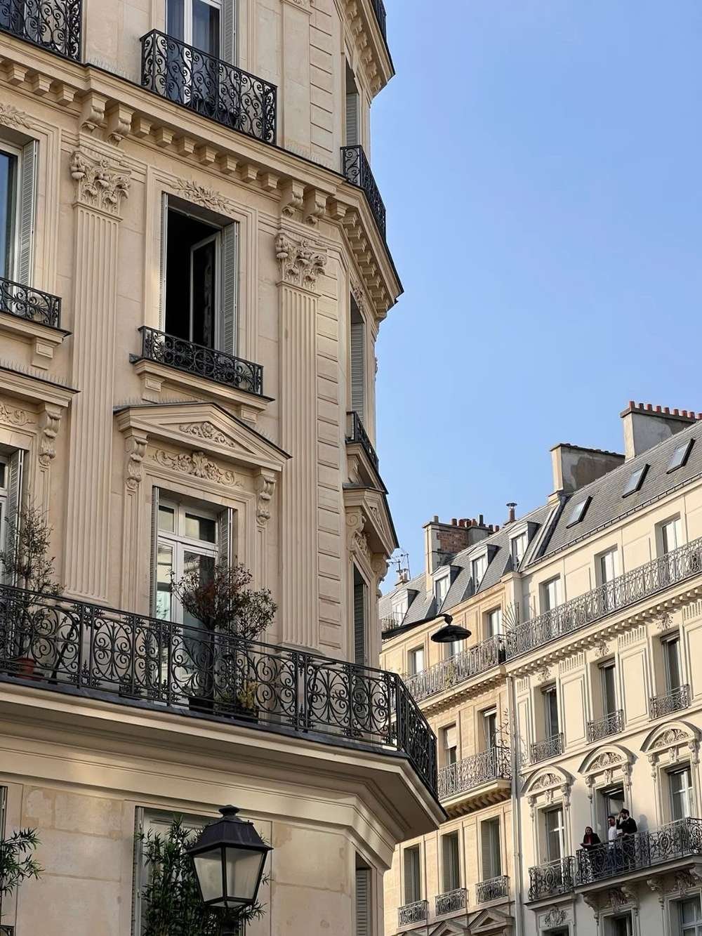 Façade haussmannienne et balcons ouvragés dans le 16e arrondissement