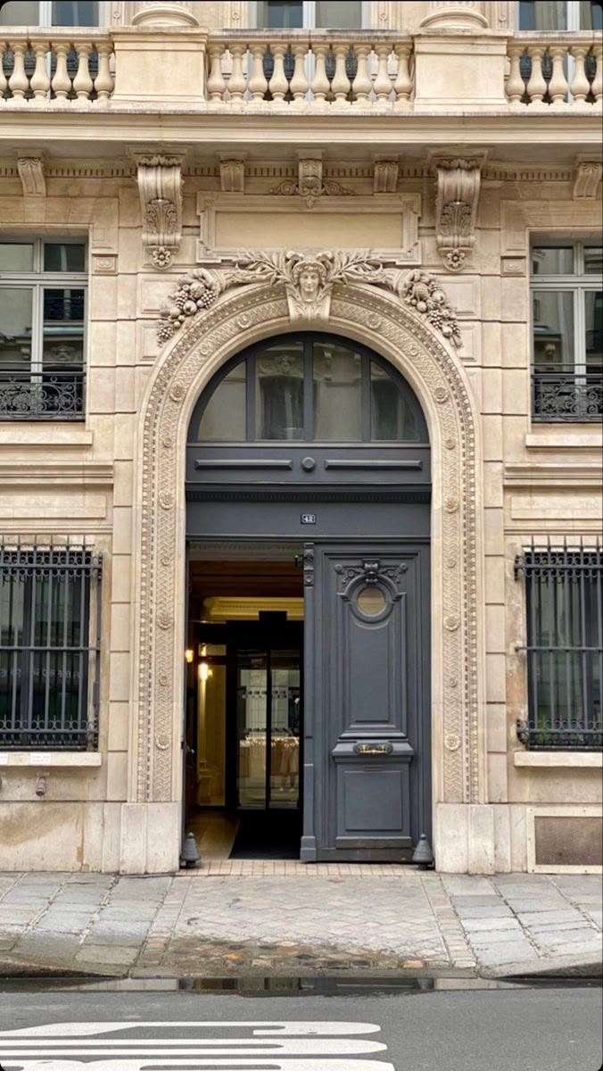 Porche sculpté d'un hôtel particulier dans le Marais